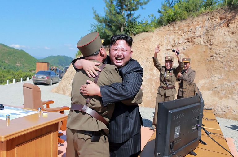 Põhja-Korea liider Kim Jong-un tähistamas rõõmustamas edusammude üle kaugmaaraketi väljatöötamisel.  Foto: STR/AFP/Scanpix