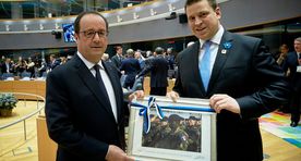 Ratas kinkis Hollande'ile foto Prantsuse kaitseväelastest Tapal