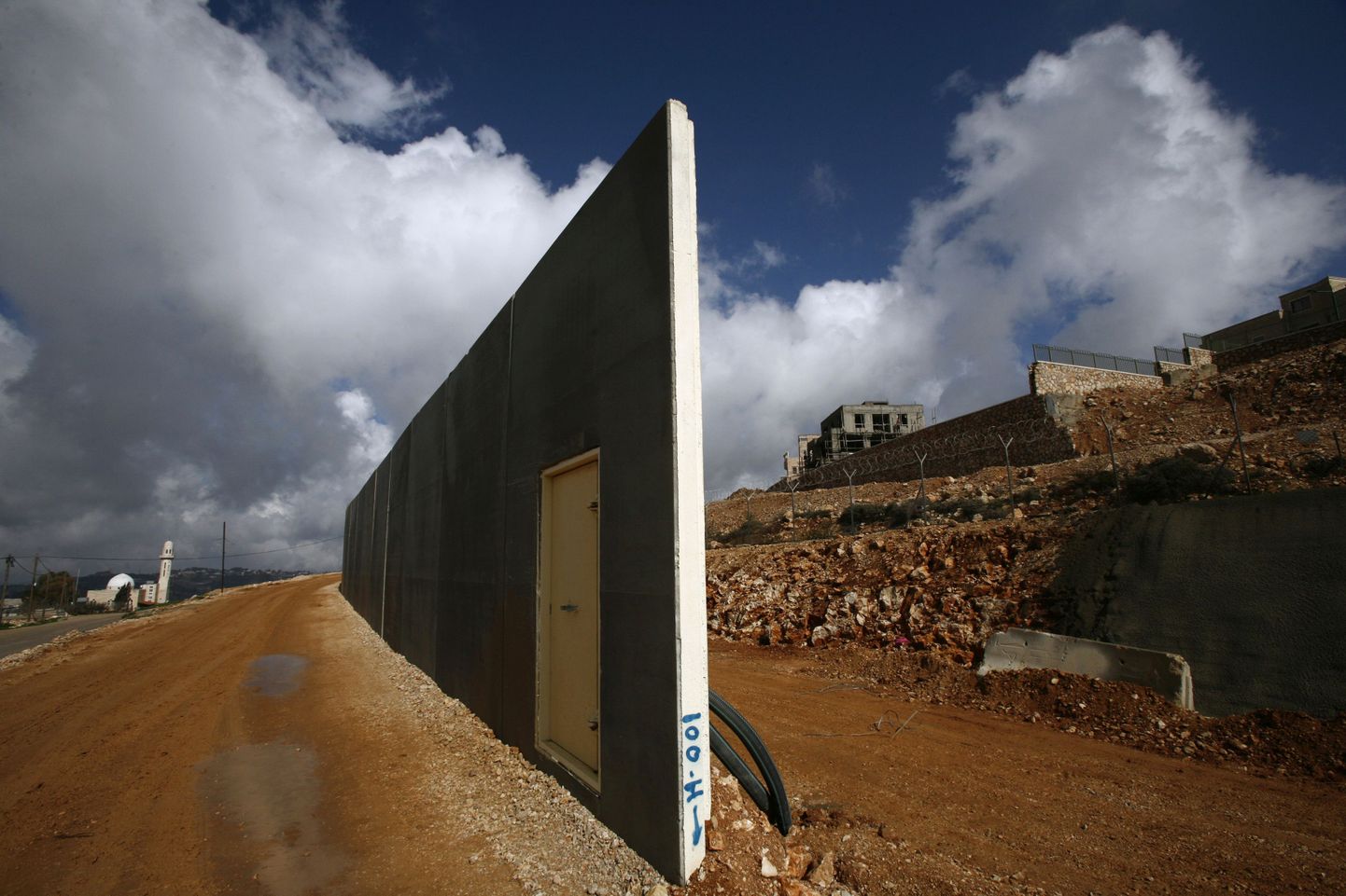 2011. aasta foto Iisraeli turvatarast, mis eraldas Läänekaldal asuvat al Wallaje küla (vasakul) ehitusjärgus juudi asundusest Har Gilo.