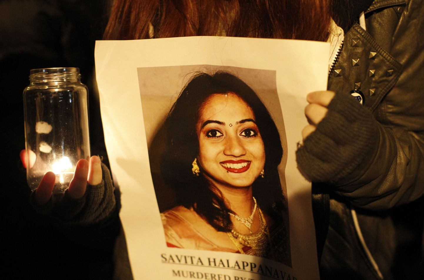 Protestil osalenu hoidmas Savita Halappanava pilti