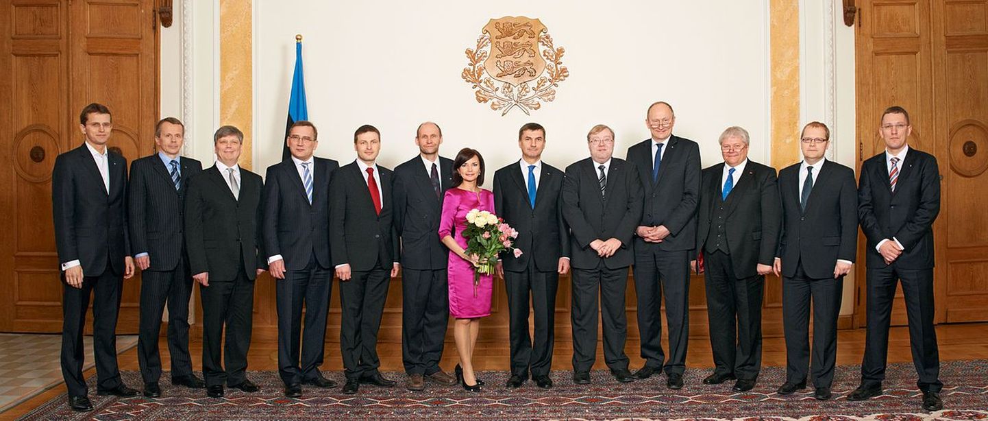 Eesti 2011. aastal ametisse astunud valitsus, keskel ainus naisminister Keit Pentus-Rosimannus.