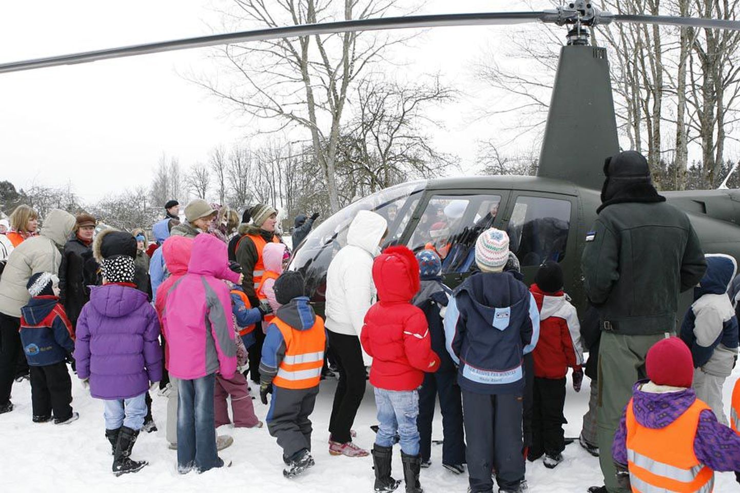 Teisipäeval said Sürgavere lapsed teada, mis on helikopteri Robinson peal, sees ja all, sest neile oli külla tulnud Sürgavere enda poiss Valmar Vingisaar.