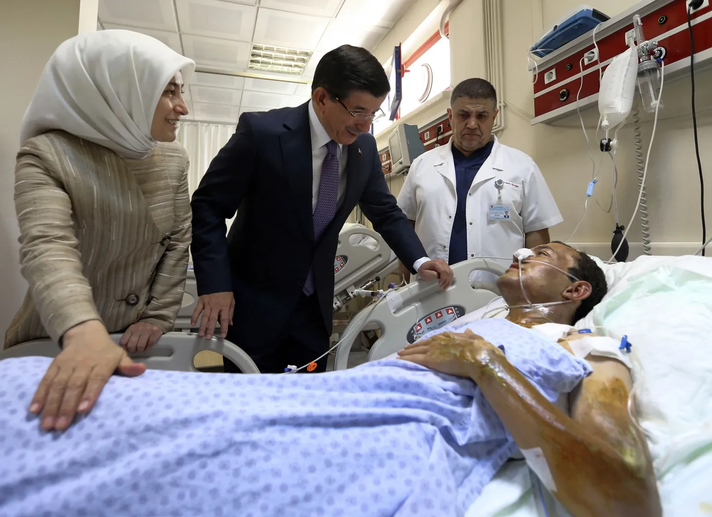 Türgi peaminister Ahmet Davutoğlu ja tema abikaasa Sare Davutoğlu külastasid 21. juulil haiglas ka islamistide rünnakus viga saanud meest.
