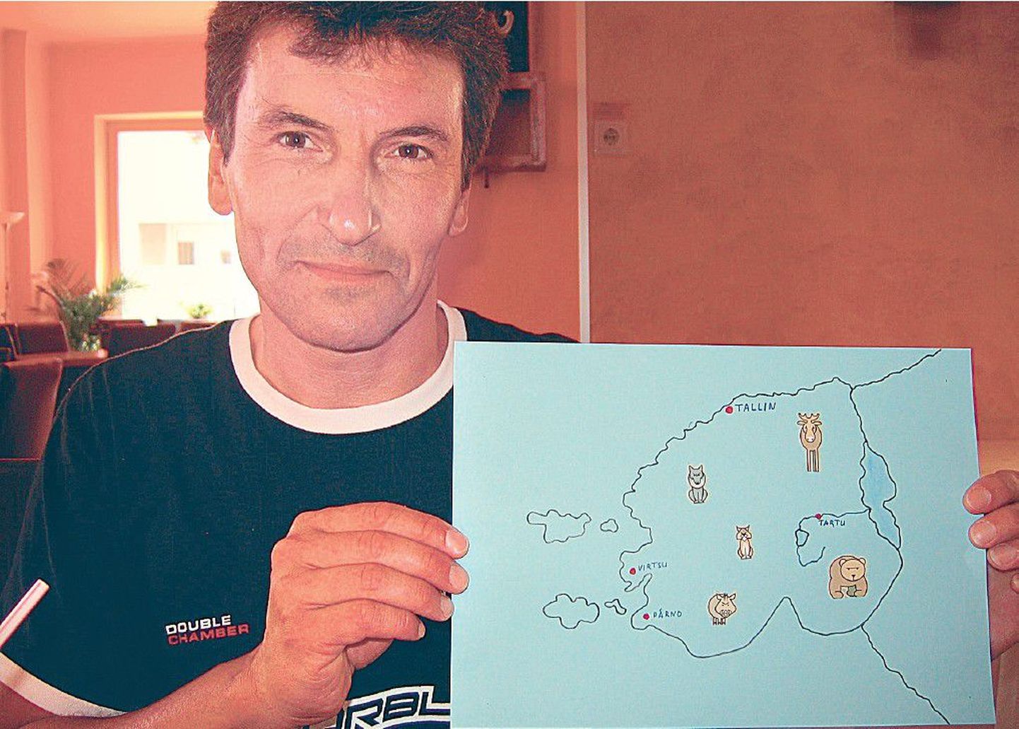 Projektijuht Erwin Walcher tutvustab Austria tüdrukute koostatud Eesti kaarti.