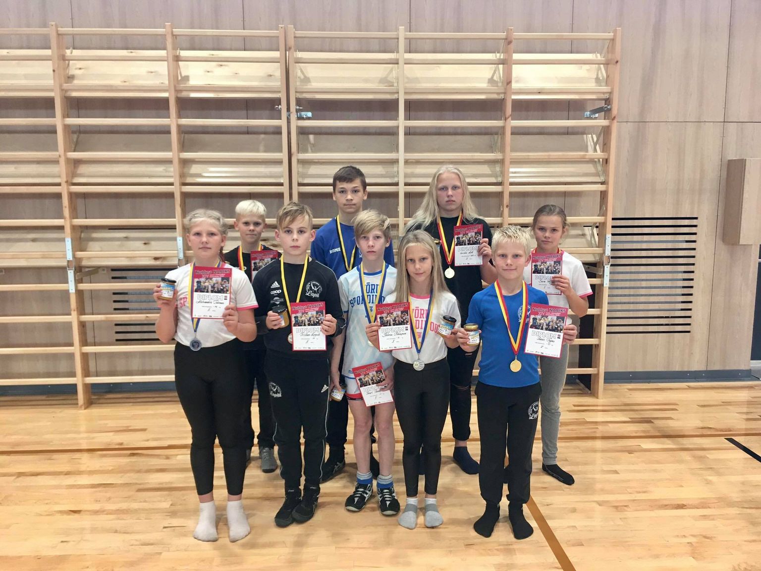 Võru spordikooli ja maadlusklubi Lapiti edukad noorsportlased. Esireas Alekasandra Tikman, Tristan Leppik, Henri ja Helena Pihlapuu ja Rain Tigas. Tagareas Kaspar Kört, Robert Nõmme, Carolin Lett ja Sara Väljan.