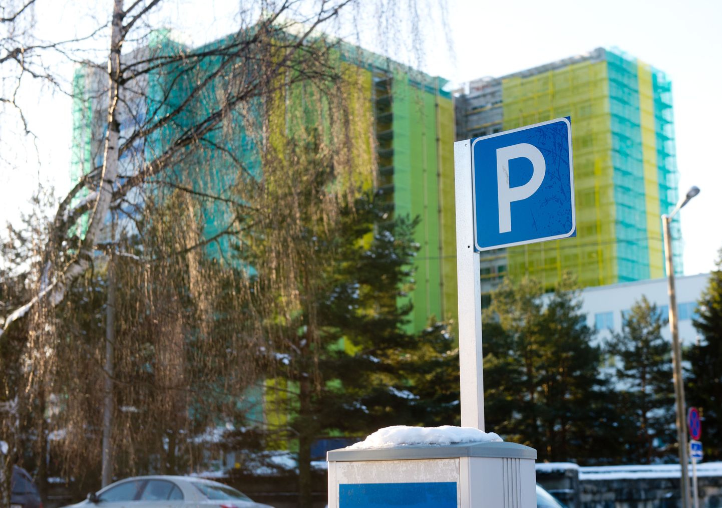 Парковка у Мустамяэской больницы стала платной пять лет назад.