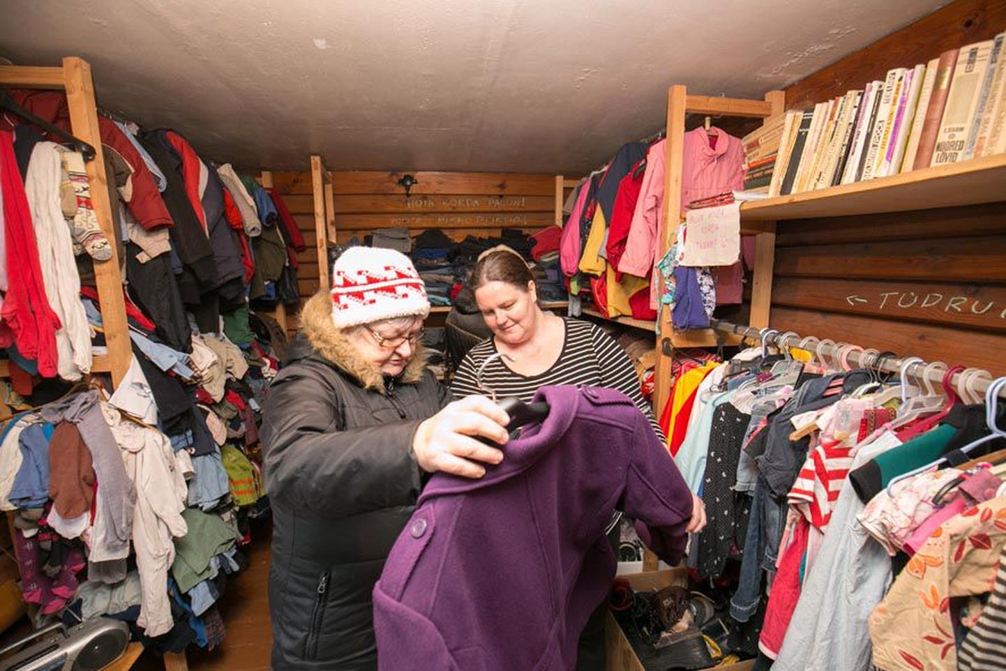 Türi sotsiaalmaja keldris asuvas tasuta rõivaste jagamise punktis tegutseb Kätlin Koppel (paremal) vabatahtlikult, sest talle meeldib teisi aidataja  oleks põhjust kodunt välja tulla.