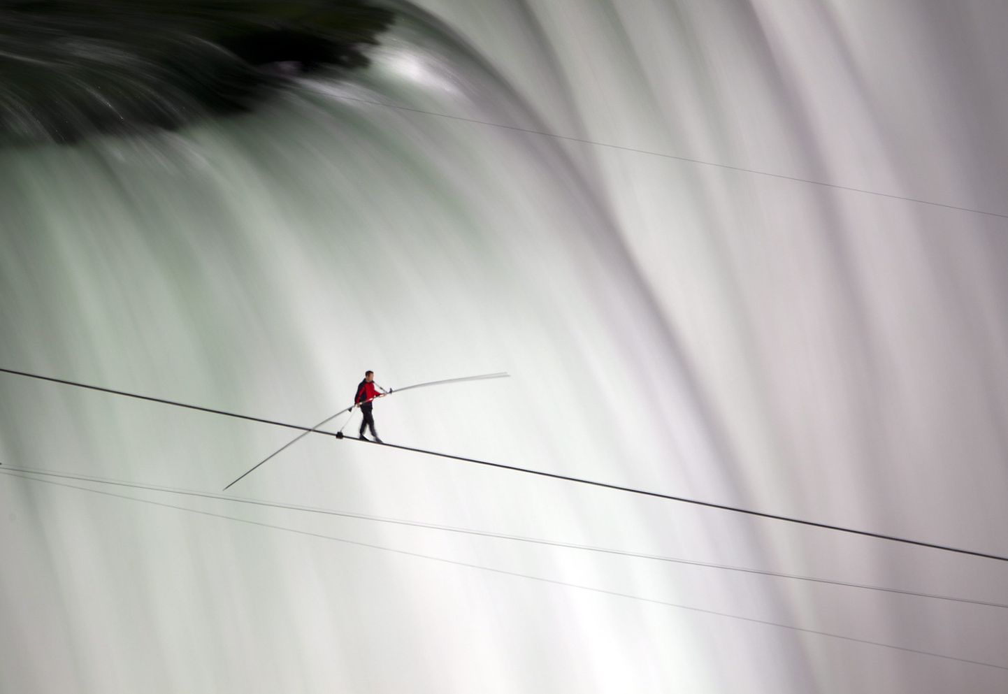Ameerika akrobaat Nik Wallenda ületas maailmas esimese inimesena Niagara joa kogulaiuses