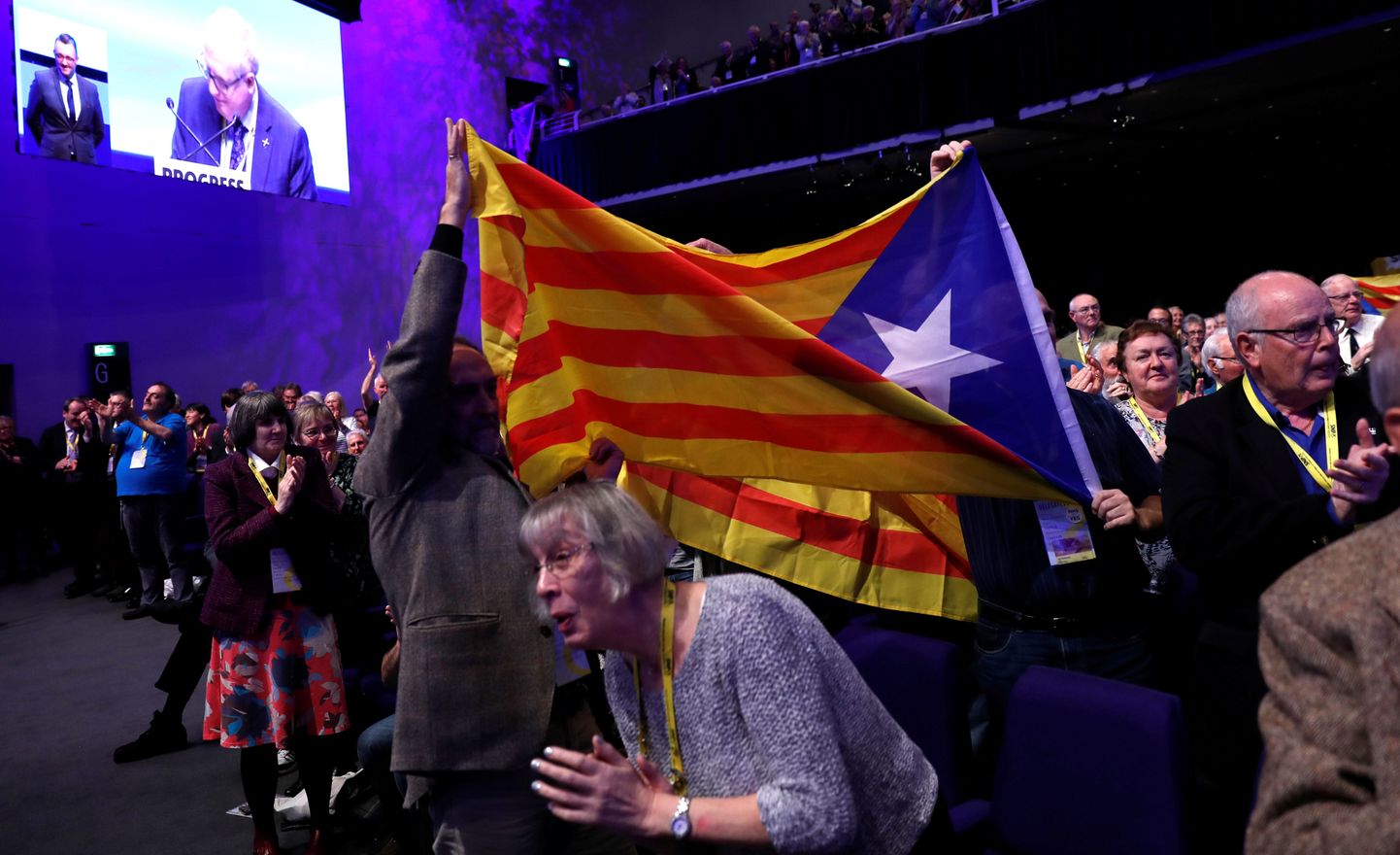 Delegaadid hoiavad Šoti Rahvuspartei (SNP) kongressil Kataloonia lippu.