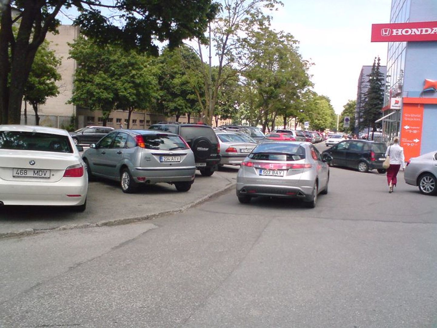 Parkimiskultuur Tallinnas Pärnu maantee 139 A-F hoonete juures 1. juulil 2008.