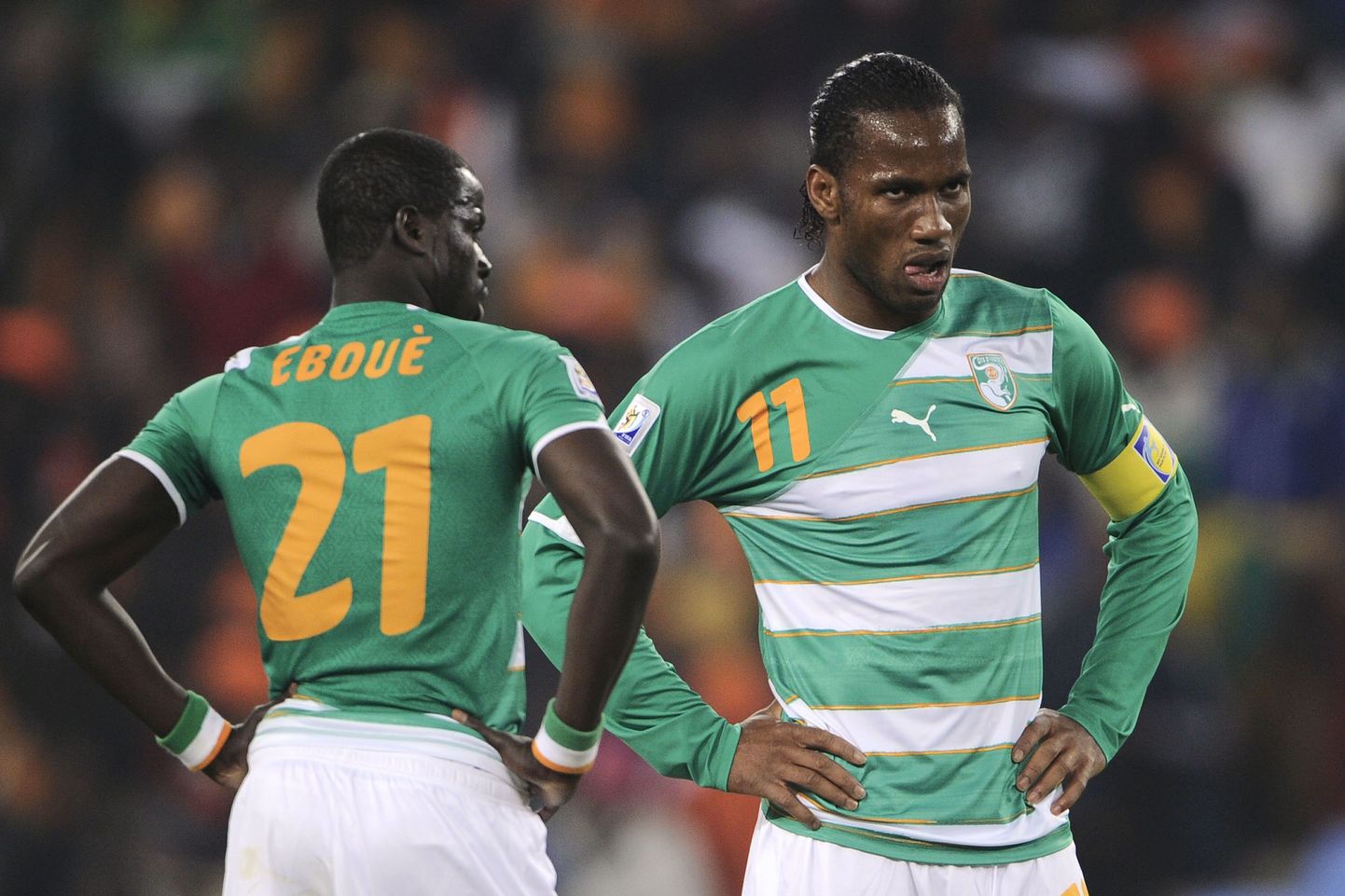 Elevandiluuranniku tähtmängijad Emmanuel Eboue (vasakul) ja Didier Drogba.