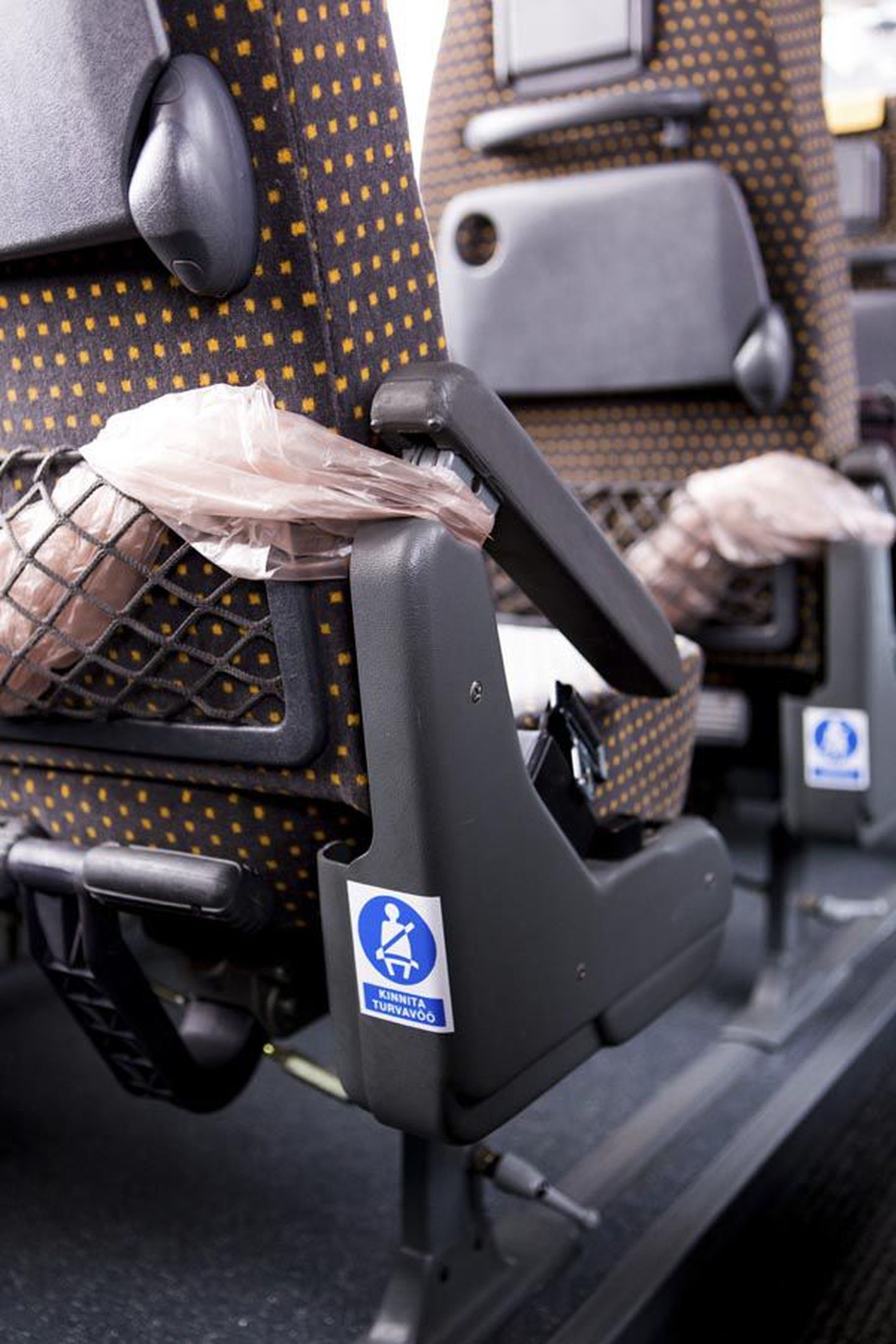 Turvavöö tähtsust toonitavad klee­bi­sed on bussis kas istmete või klaaside küljes.