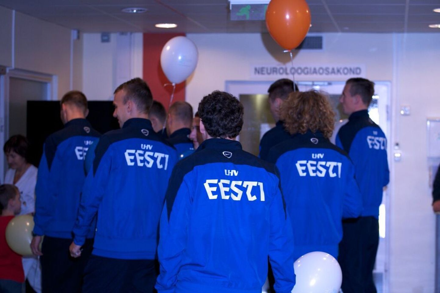 Täna külastas Eesti jalgpallikoondis koostöös Heategevusfondiga Minu Unistuste Päev Tallinna Lastehaiglat, et rõõmustada hetkel haiglaravil viibivaid pisemaid ja suuremaid patsiente.