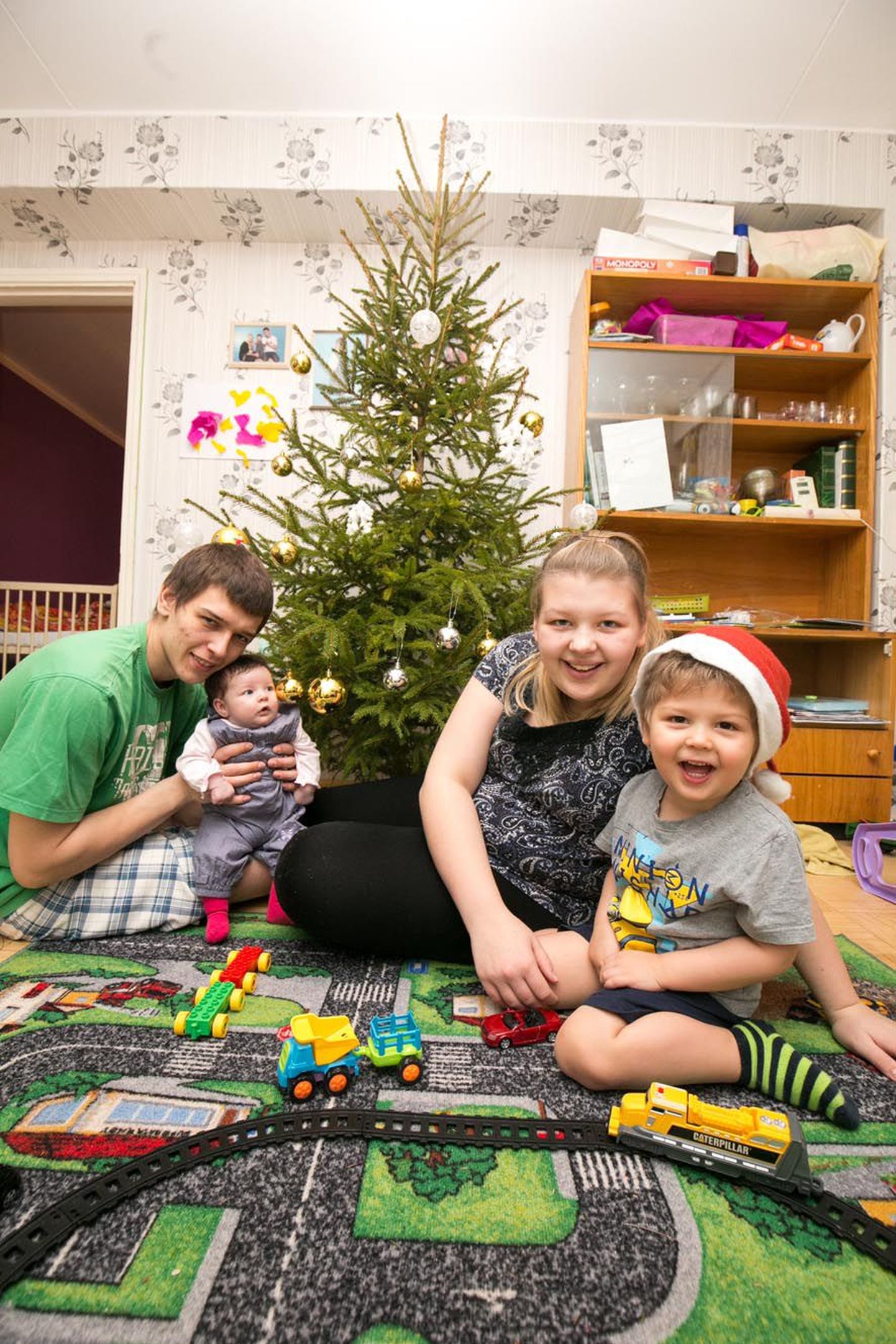 Laura Kuusele ja Indrek Altmäele teevad käesolevad jõulud eriliseks poeg Oliver oma jõuluootusega, tema väike õde Kristelle ja uus kodu, mida kaunistab ehitud kuusk ja külla saabuvad sõbrad.
