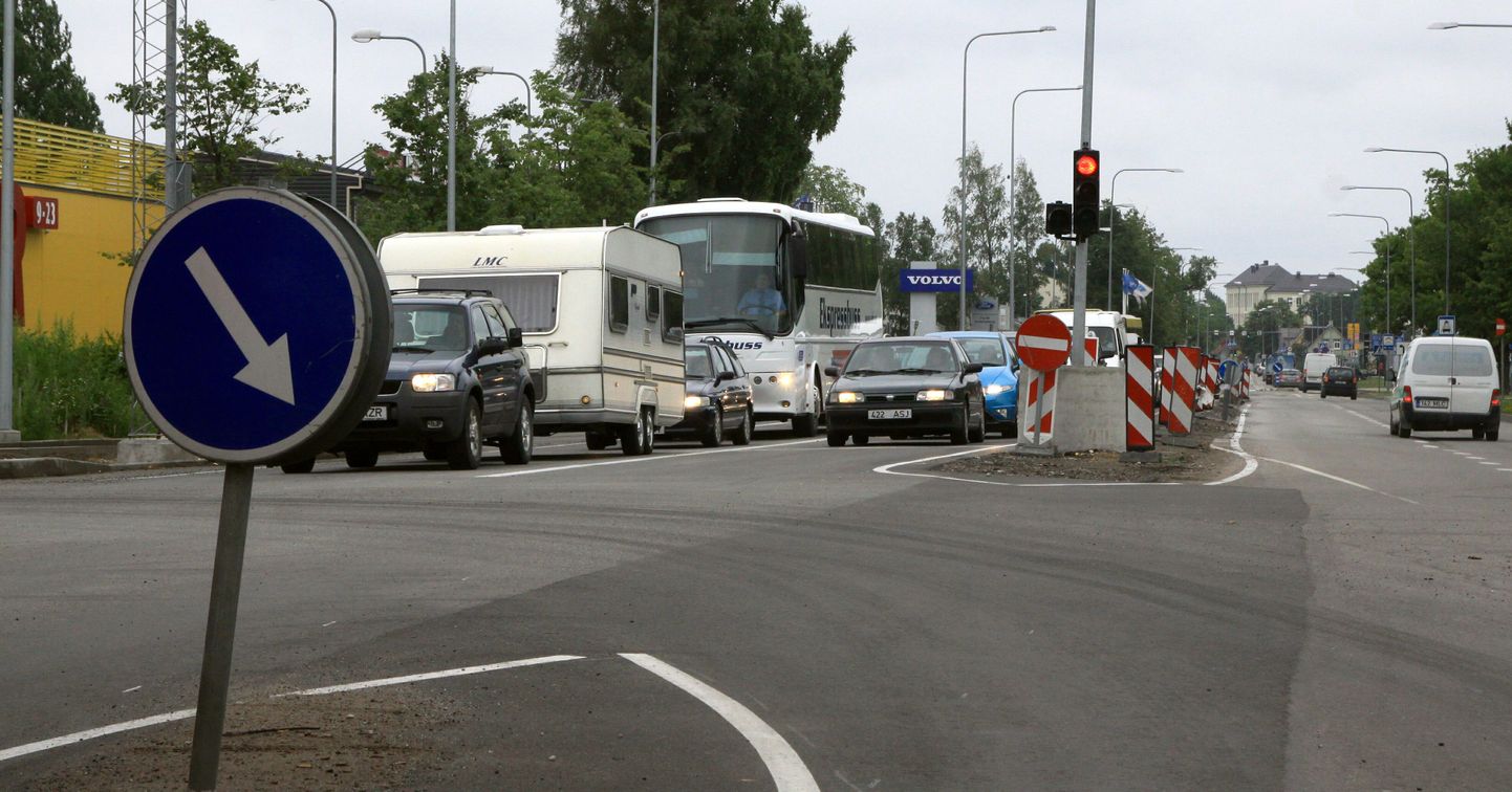 Tallinna maantee ja Ehitajate tee ristmikul on täna oodata teetööde tõttu ummikuid.