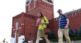 Фото: художницу задержали у стен Кремля за акцию в очках виртуальной реальности