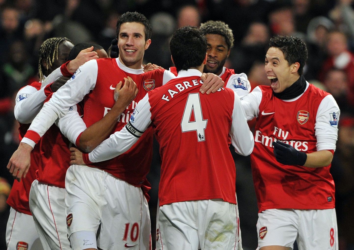 Cesc Fabregas (nr. 4) Londoni Arsenali särgis koos kaaslastega rõõmustamas.