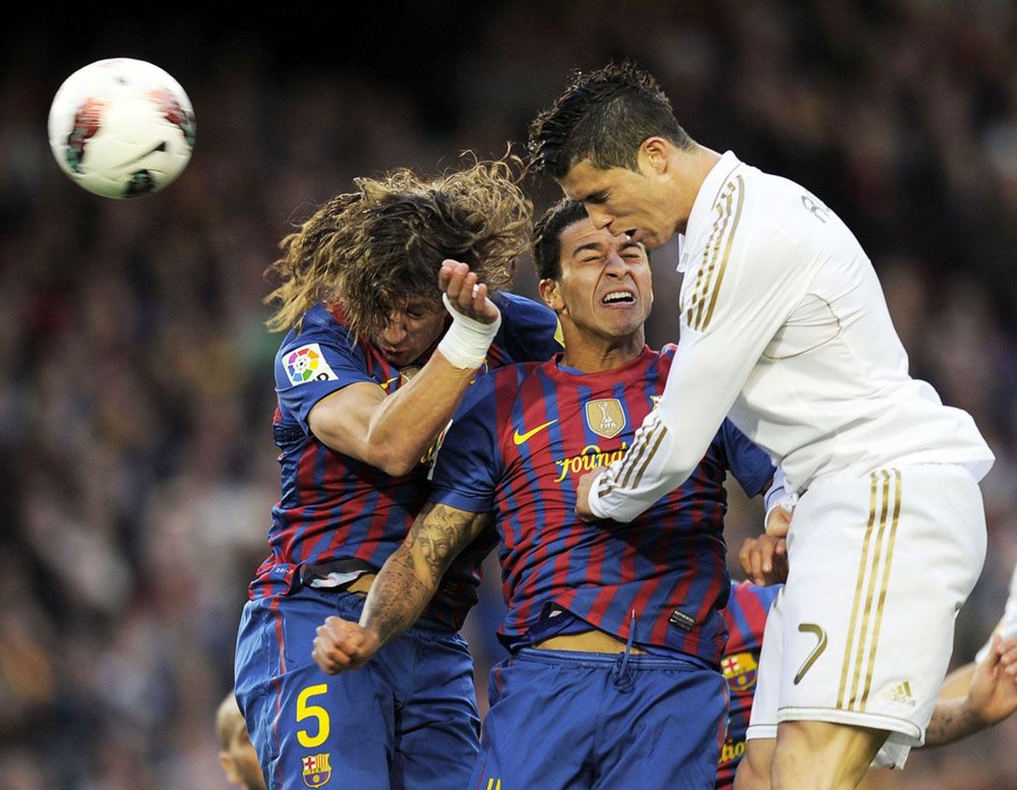 Suurepärases vormis Cristiano Ronaldo (valges) asub samuti heas hoos olevat  Barcelona kaitseliini murdma.