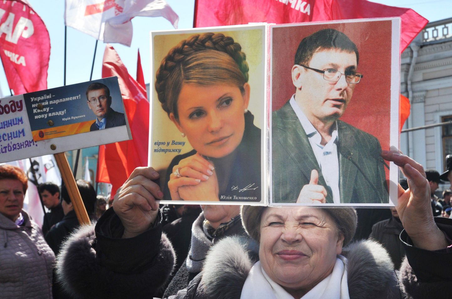 Meeleavaldaja hoiab käes plakatit Julia Tõmošenko ja Juri Lutsenko piltidega.