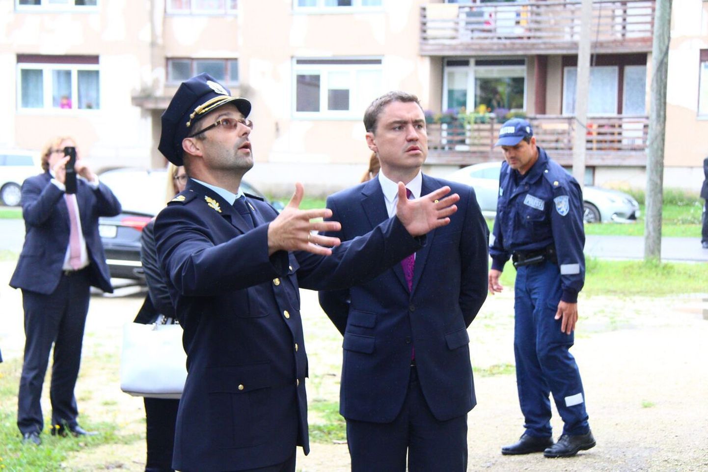 Peaminister Taavi Rõivas sõitis Vaosse pagulaskeskuse elanikele ja külarahvale toetust avaldama.