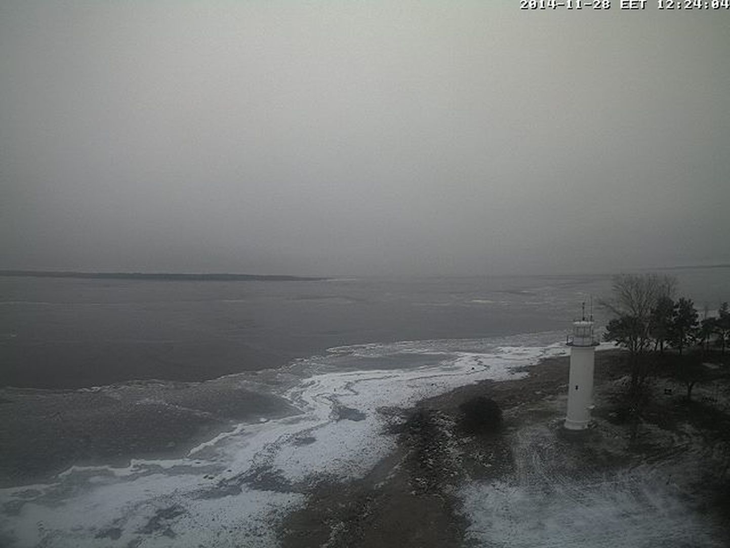 Постепенно замерзающее озеро Ляммиярв.