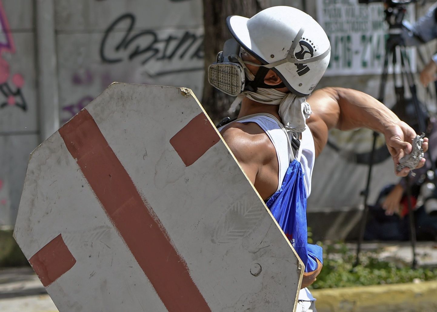 Opositsiooniaktivist viskamas kivi protestil president Nicolas Maduro valitsuse vastu.