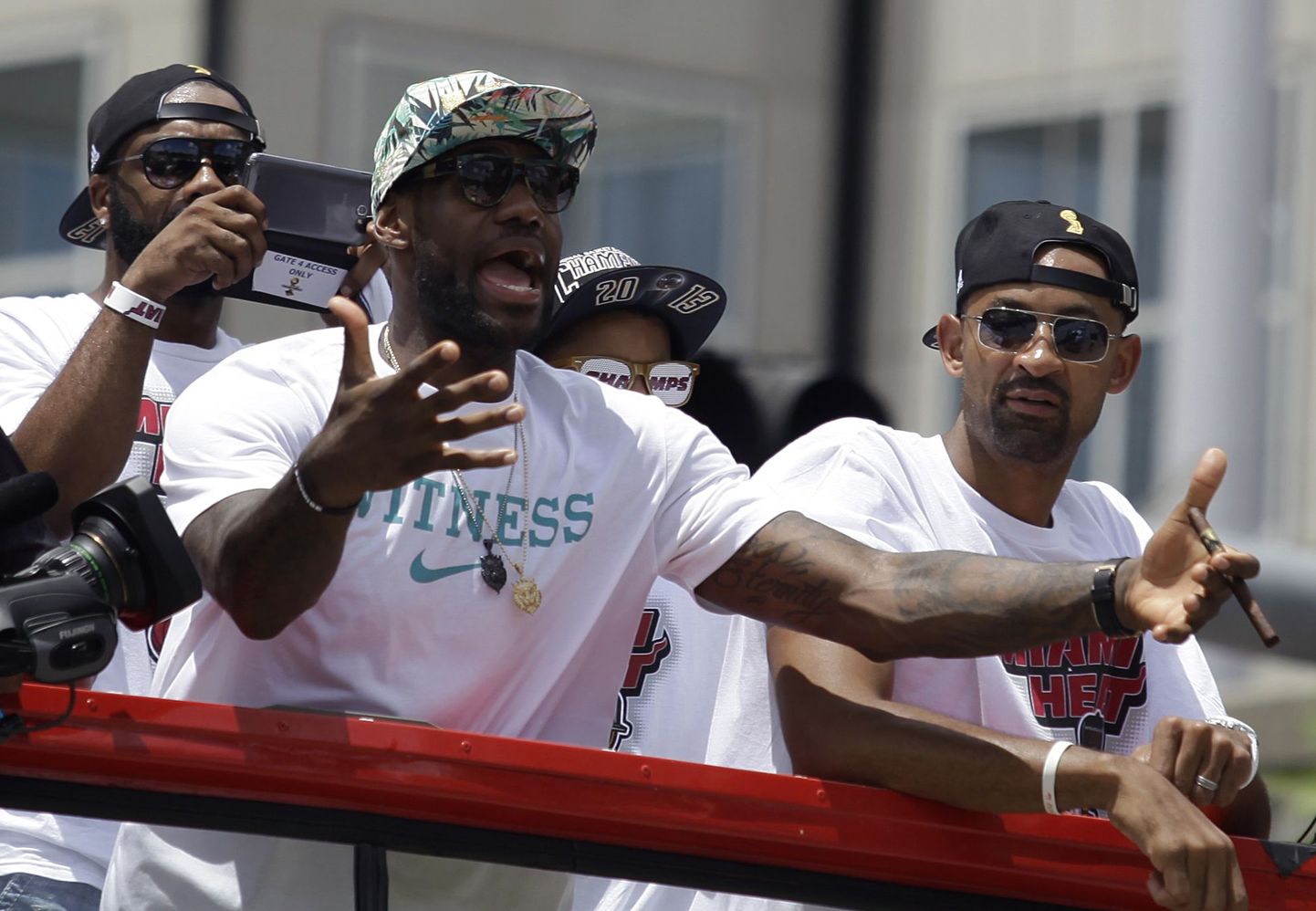 LeBron James (keskel) Miami Heati võiduparaadi juhatamas.