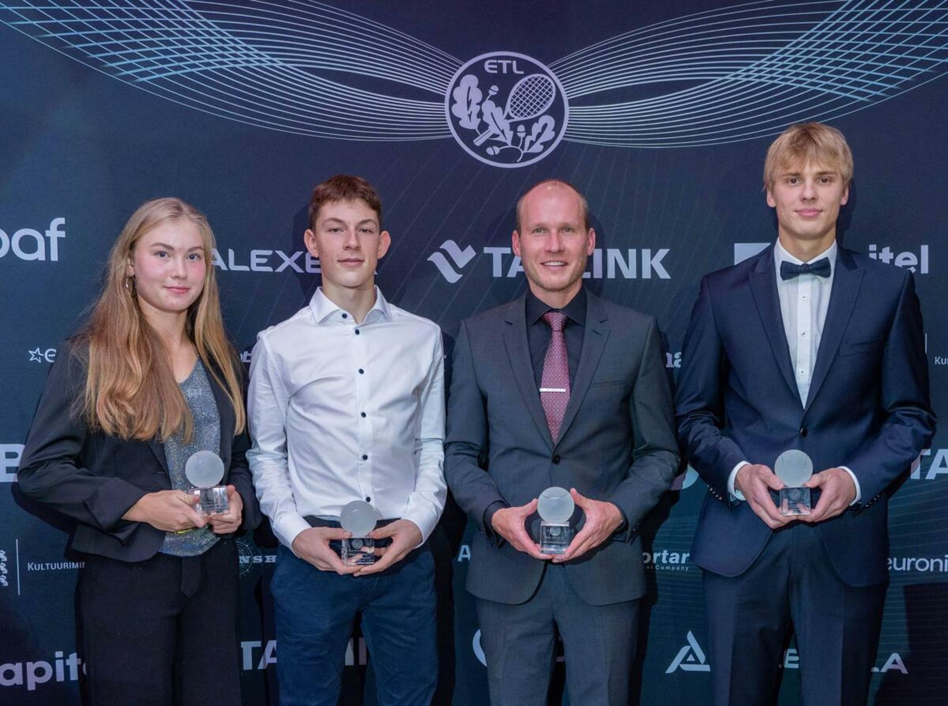 MK tennisekool noppis Eesti tenniseliidu jagatud tenniseaasta auhindade jagamisel hulgaliselt tiitleid. Laura Rahnel (vasakult) võitis parima noortennisisti tiitli U16 tüdrukute ja Sten Hiiesalu U16 poiste seas. Aasta parima treeneri tiitliga pärjati MK tenniseklubi peatreener Martin Karis. Oliver Ojakäär tituleeriti parimaks poiste U18 vanuseklassis.