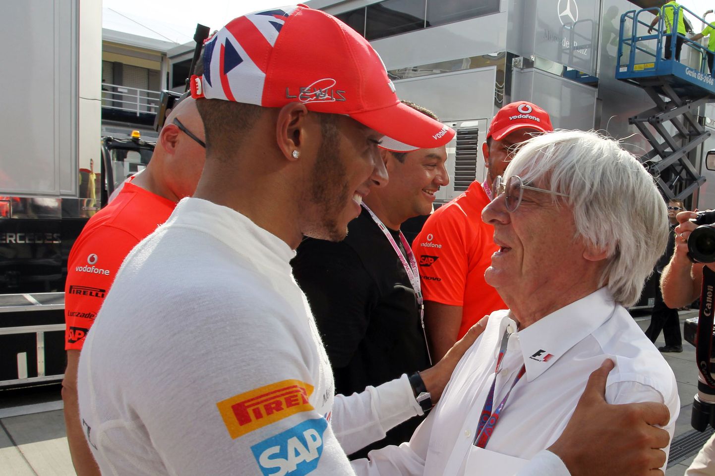 Bernie Ecclestone (paremal) teab, mida Lewis Hamilton mõtleb.