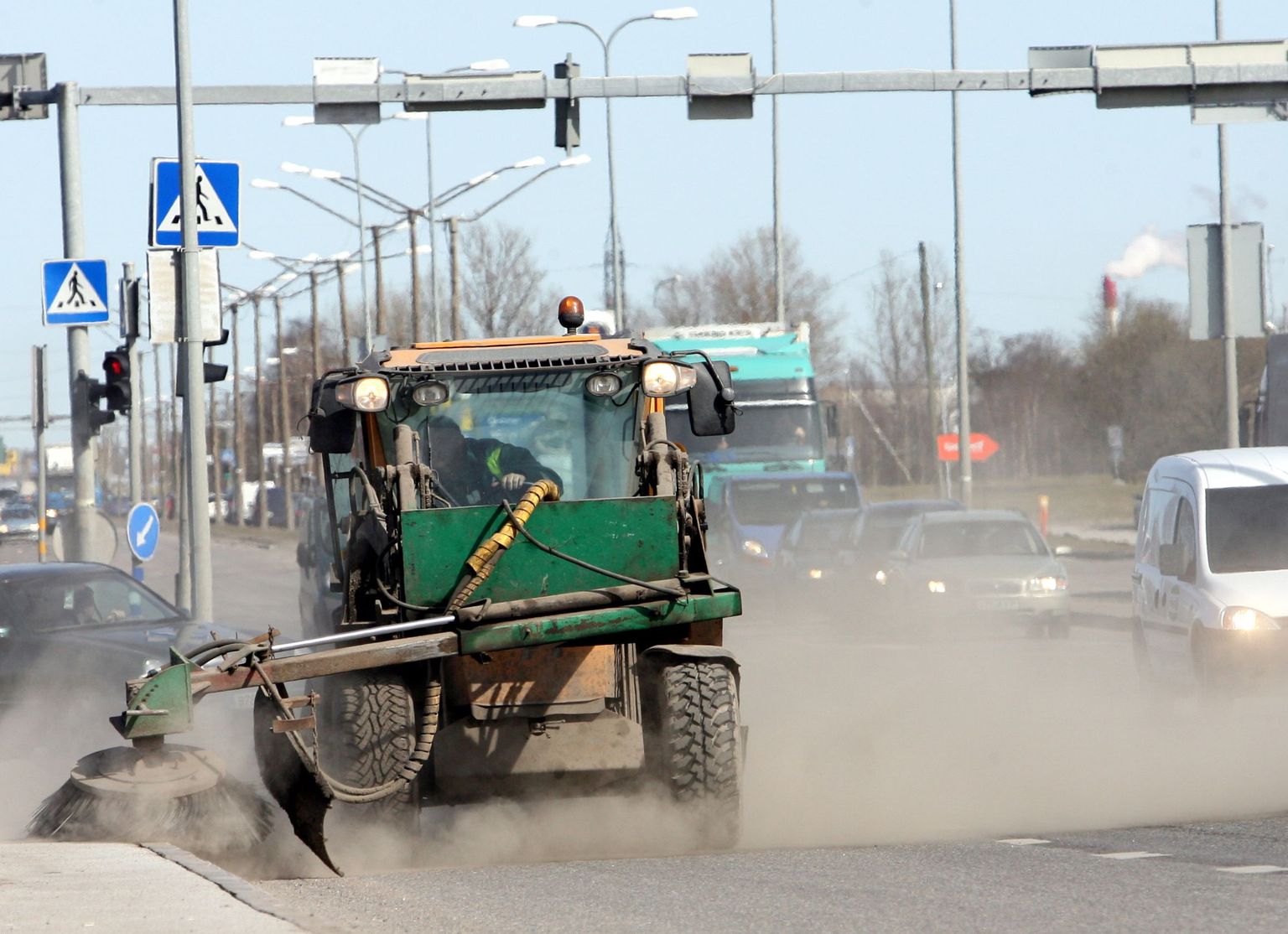 Eile Smuuli teed puhastanud traktori ümber hõljus selle tööga paratamatult kaasnev tolmupilv.