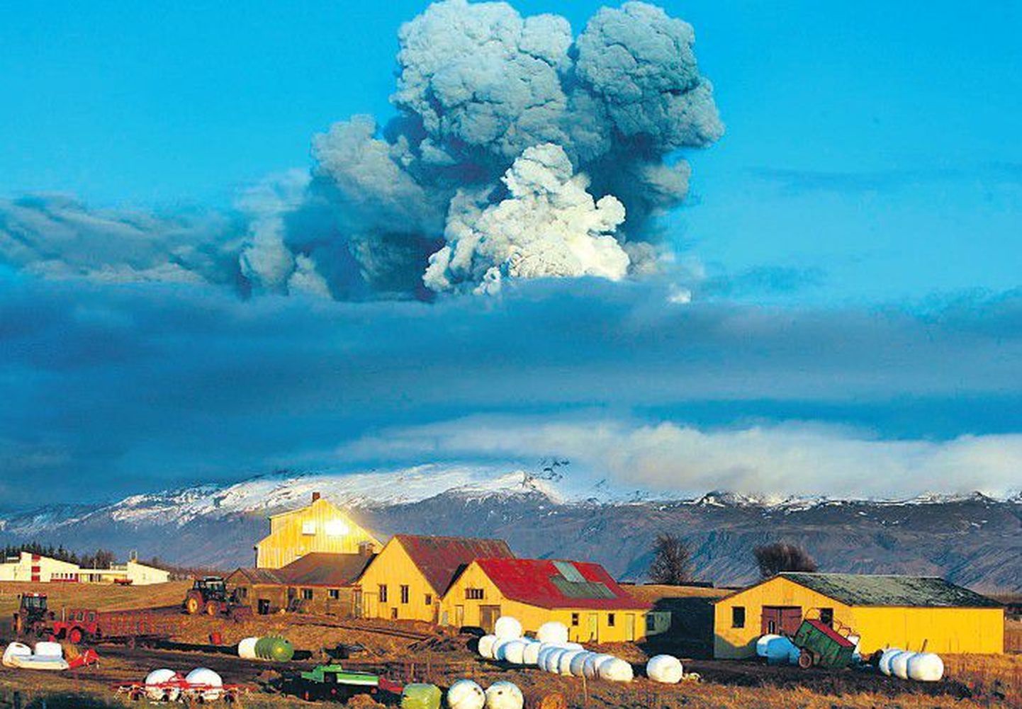 Исландцы уже привыкли к грозным сюрпризам природы, и их не пугают пепел, огонь и пыль.