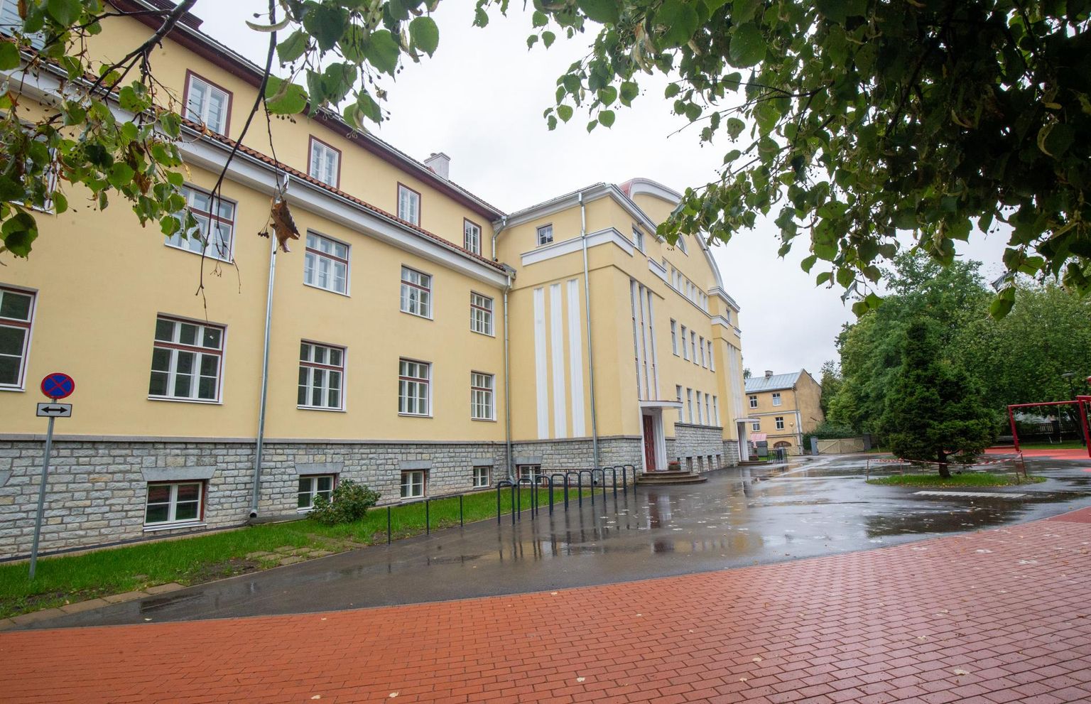 Tartu katoliku hariduskeskus saadeti e-õppele 27. augustil, kui üks õpetaja andis positiivse koroonaproovi. Praeguseks on kool tagasi kontaktõppel.
