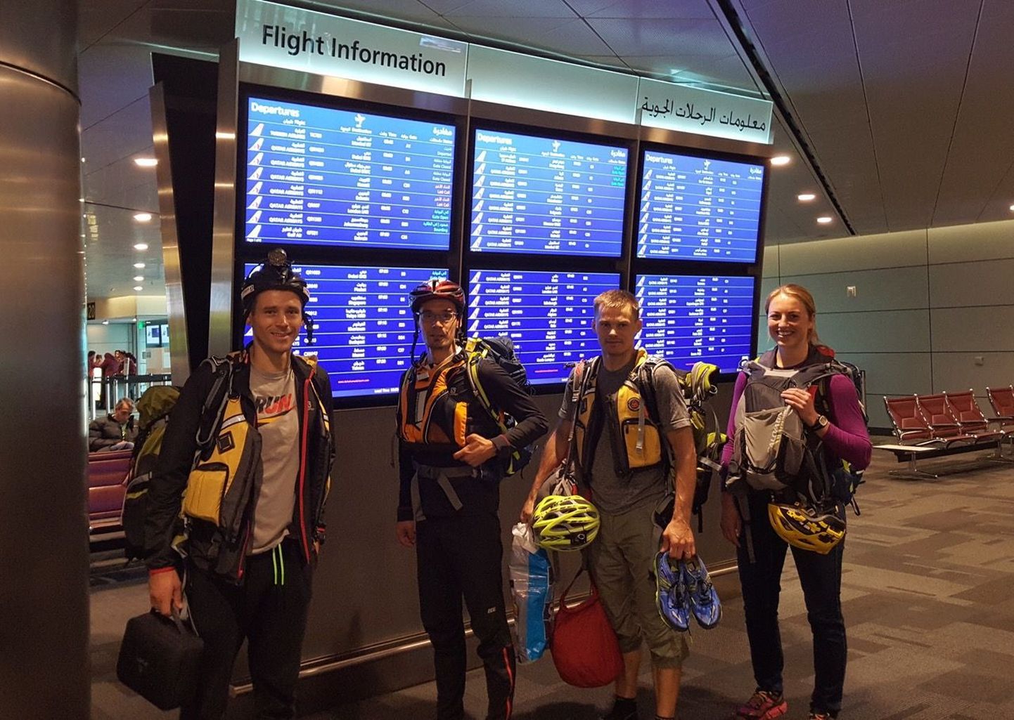 Estonian ACE Adventure Team (vasakult) Silver Eensaar, Timmo Tammemäe, Rain Eensaar ja Mariann Sulg ootamas oma kiivrite, päästevestide ja seljakottidega Kataris Doha lennujaamas edasilendu Lõuna-Aafrika Vabariiki Johannesburgi.