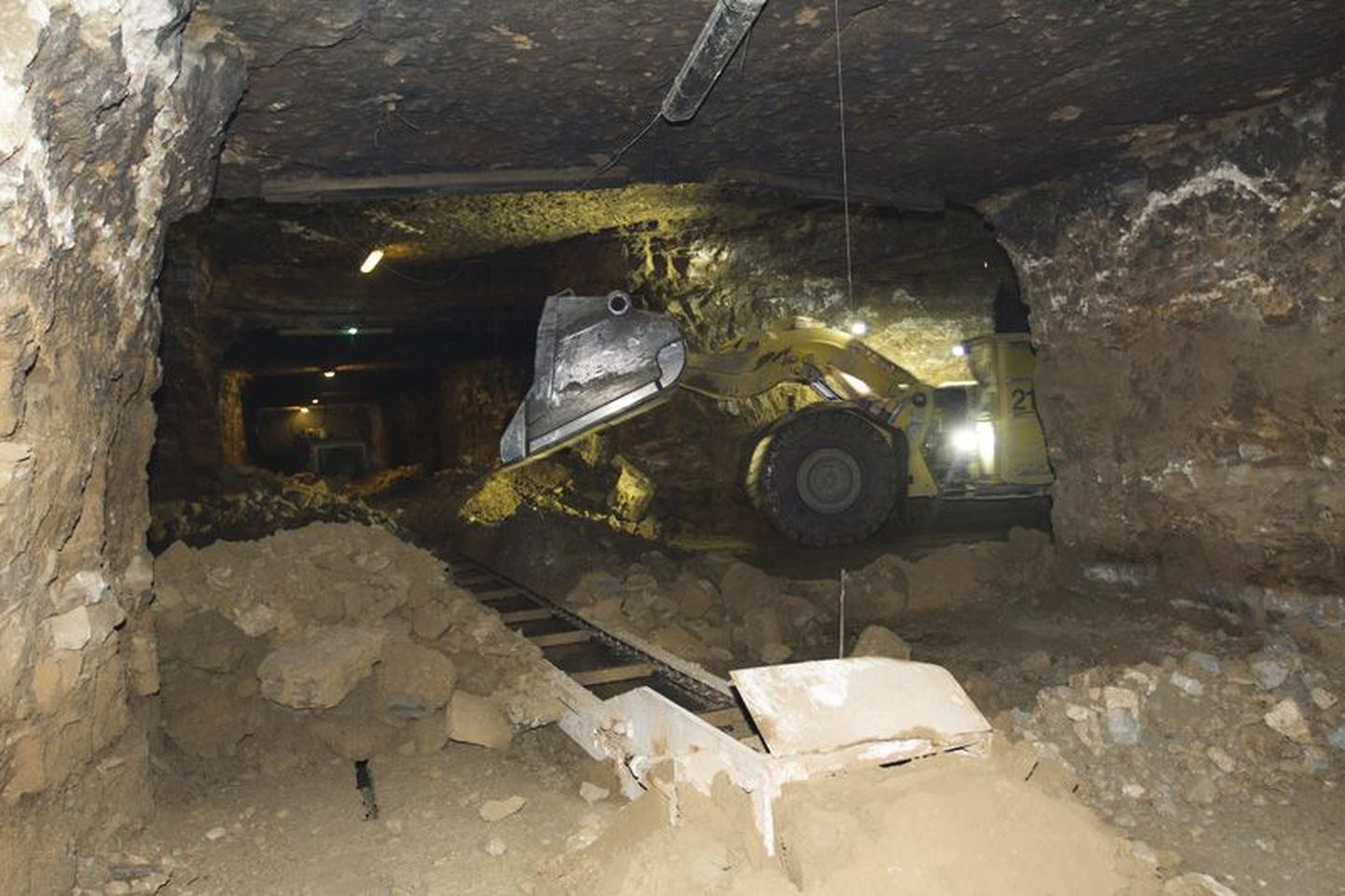 Ojamaa kaevandusest väljub põlevkivi konveierlinti mööda.