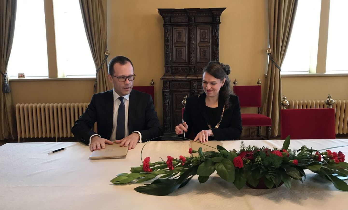 Tartu linnapea Urmas Klaas ja Tampere linnapea Anna-Kaisa Ikonen koostööprotokolli allkirjastamas.