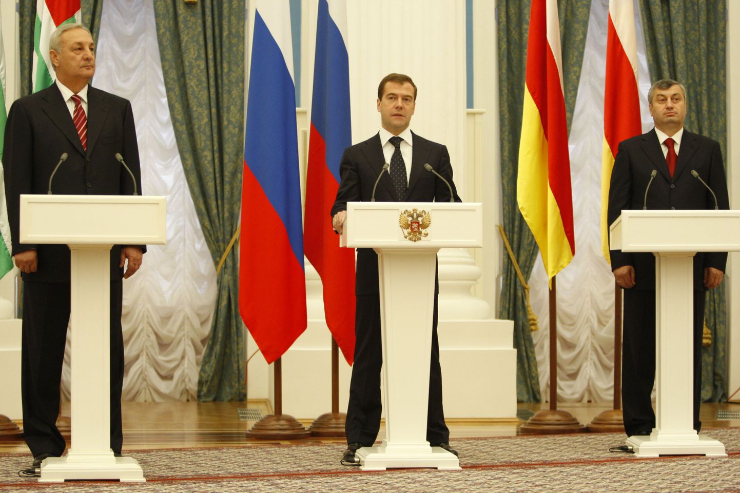Abhaasia liider Sergei Bagapš, Venemaa Föderatsiooni president Dmitri Medvedev ja Lõuna-Osseetia liider Eduard Kokoitõ.