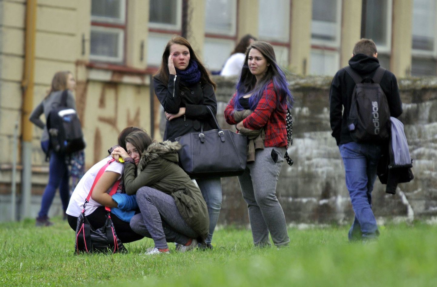 Žďár nad Sázavou linna kooli õpilased täna pärast rünnakut koolihoone ees.