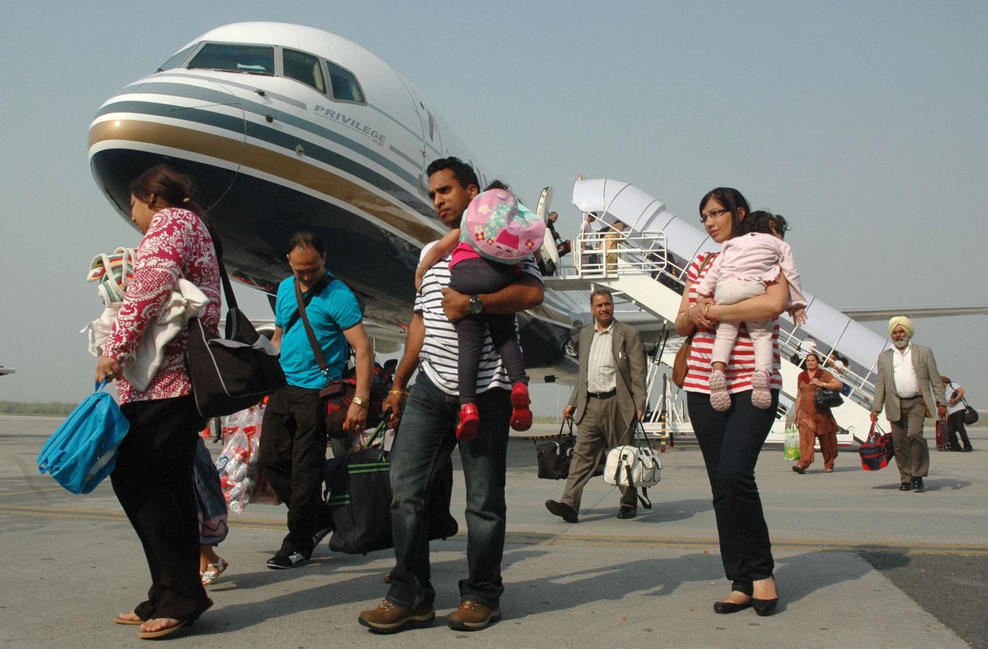 Indiasse saabunud reisijad esimesel Comtel Airi odavlennul Amritsari lennujaamas eelmise kuu algul.