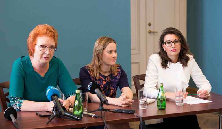 Keskerakonna nn kolm õde Yana Toom, Oudekki Loone ja Olga Ivanova pressikonverentsil.