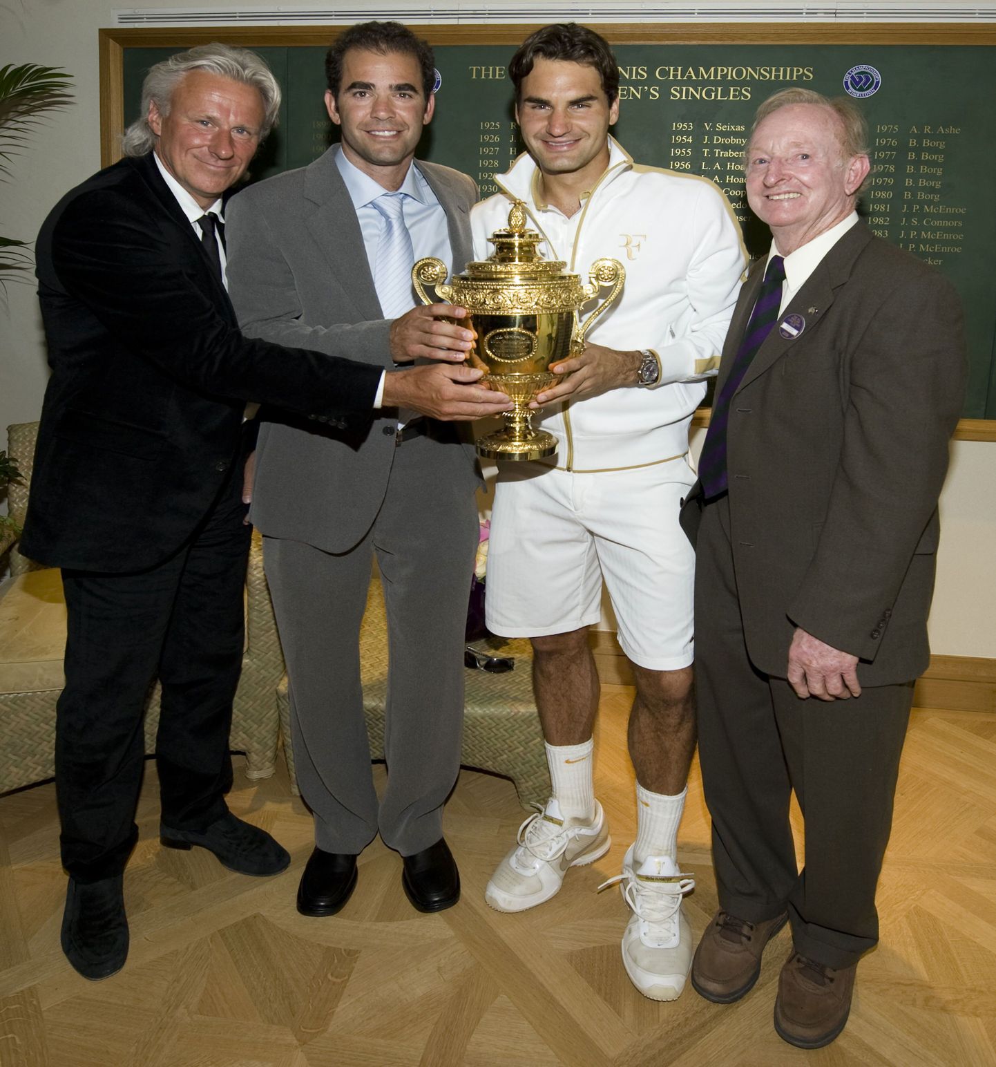 Roger Federer (paremalt teine) legendide keskel: Björn Borg (vasakult), Pete Sampras ja Rod Laver (paremal).