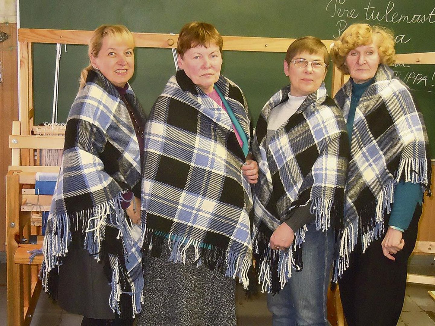 Varbla valla Paadrema külaseltsi naised kudusid esiemadeaegsed suurrätid, rahvuslipu toonid valis ka külaseltsi juhatuse liige Margit Merila (vasakult esimene).