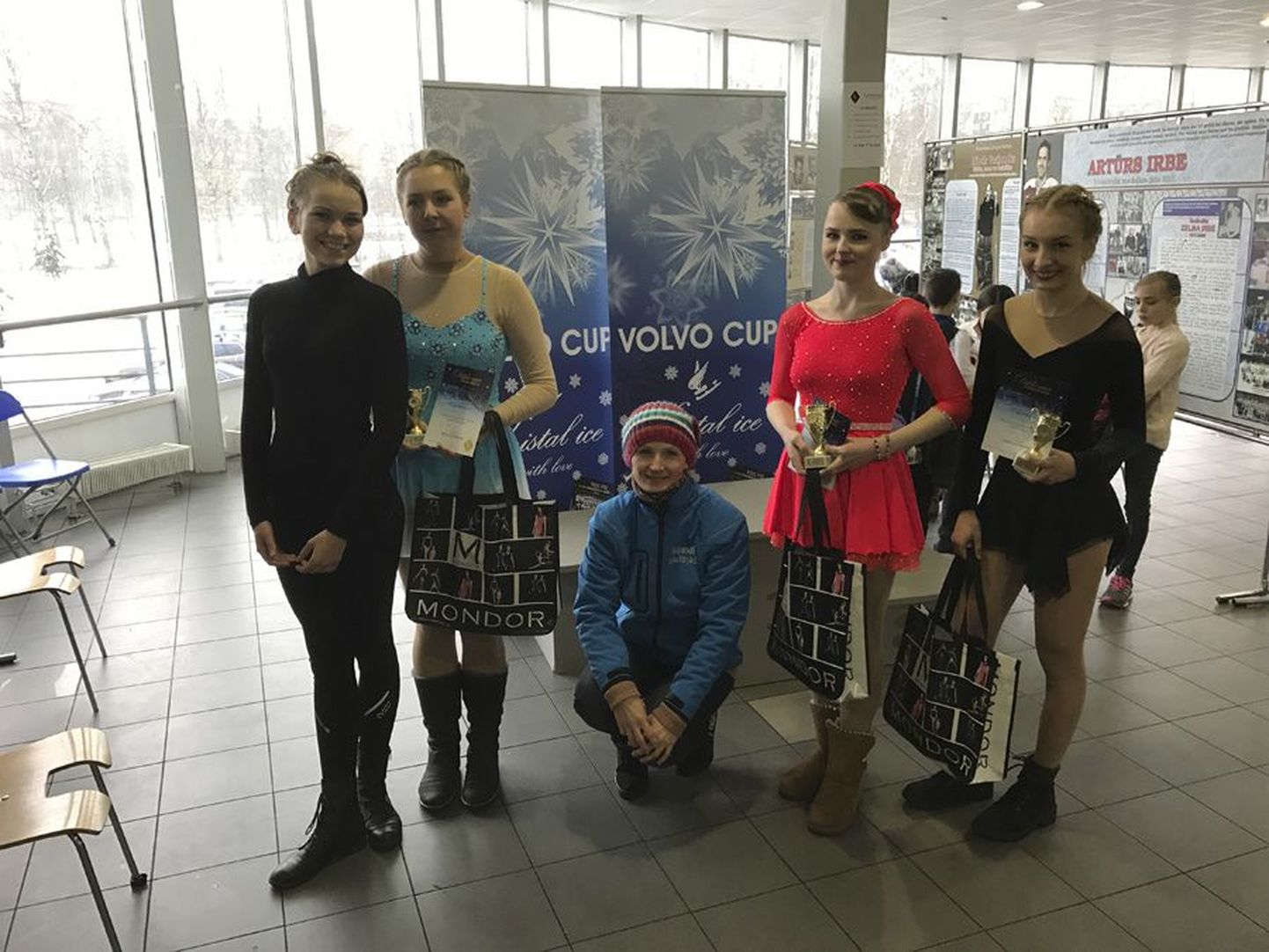 Viljandi iluuisutajad osalesid möödunud nädalal edukalt võistlusel Riias. Pildil vasakul Paula Lohk, Hanna Kallas, treener Eve Naanuri, Patricia Tuuling ja Kristina Kivistik.