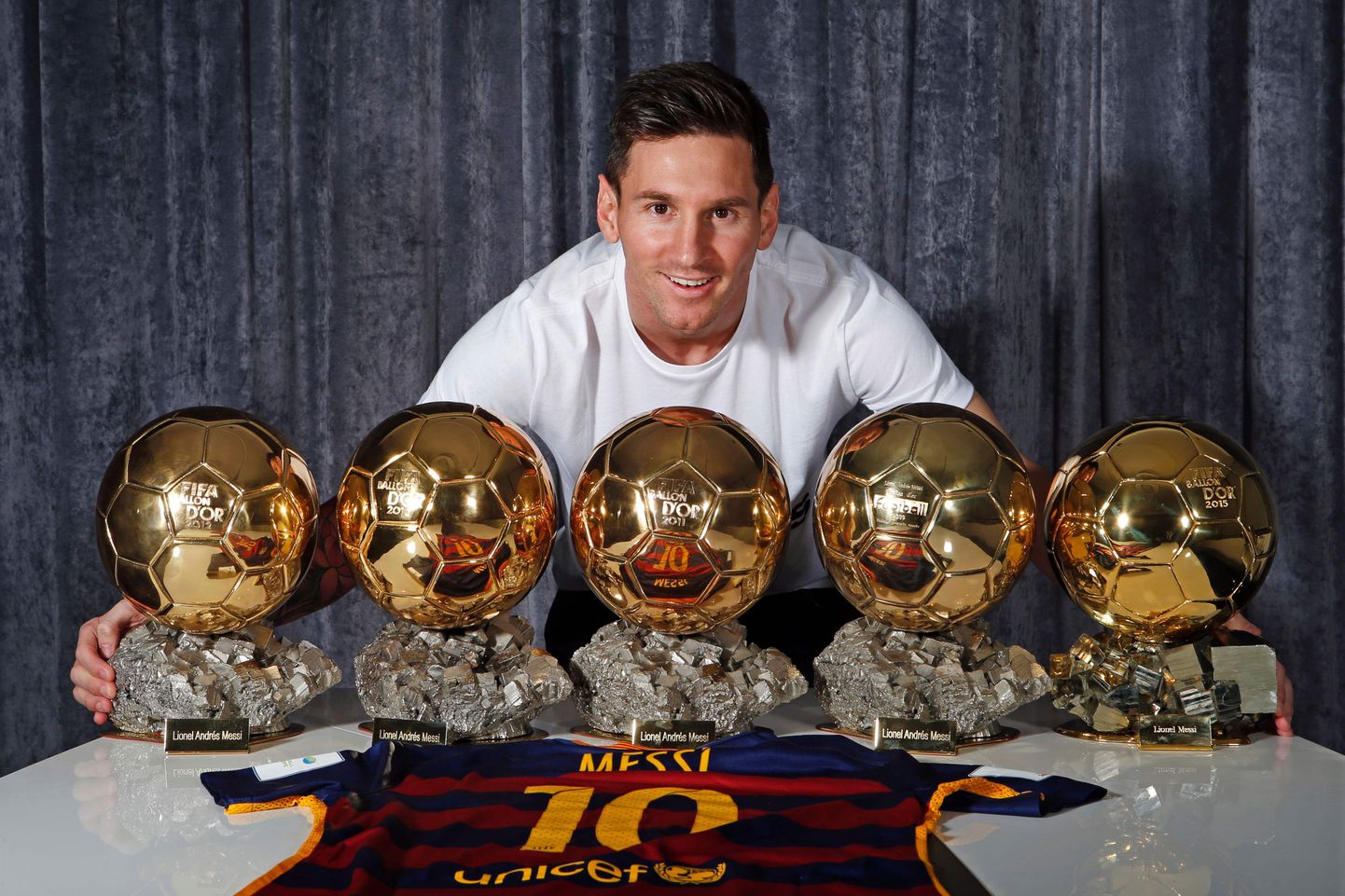 Lionel Messi maailma parimale jalgpallurile mõeldud auhindadega.