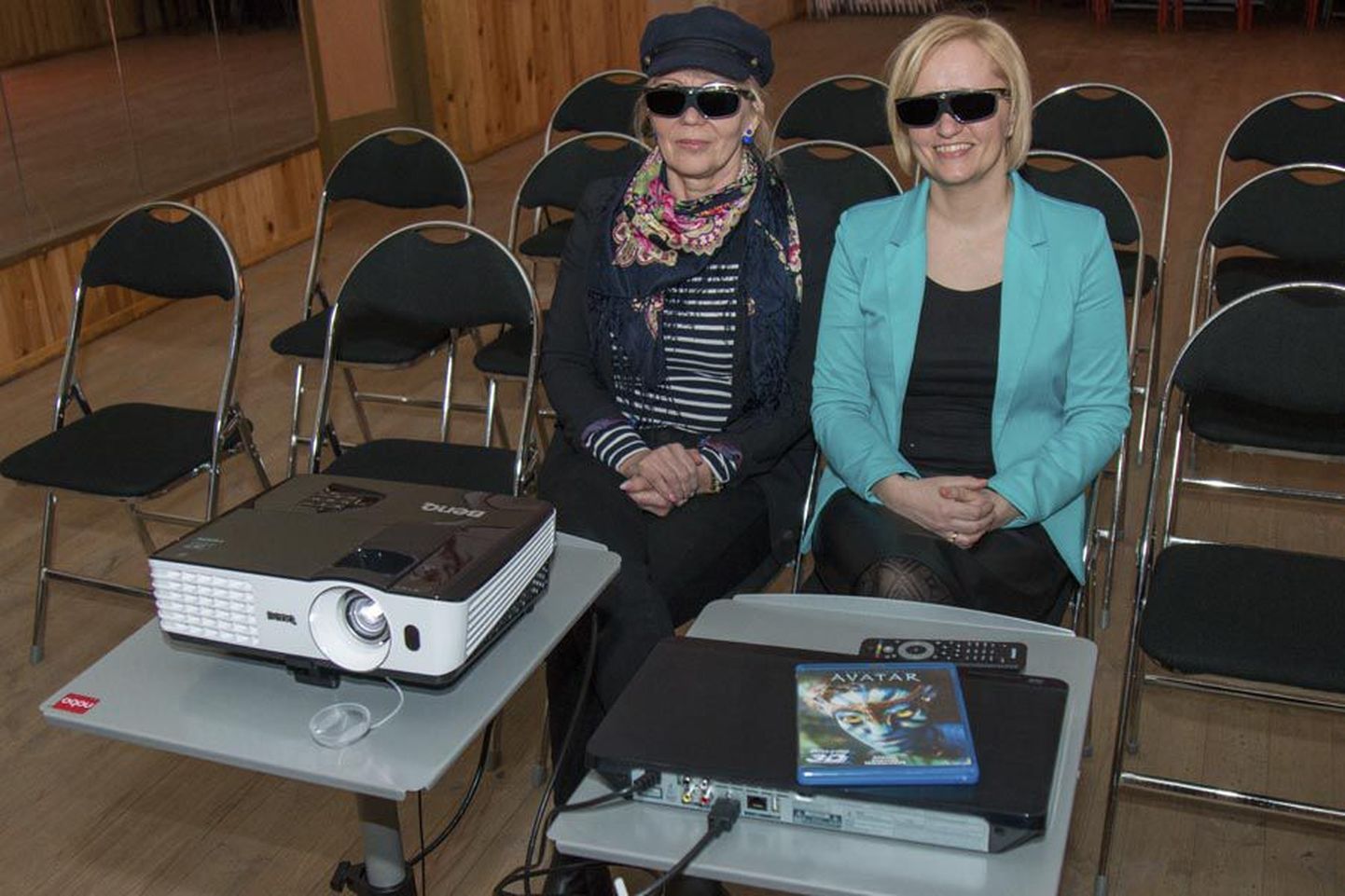 Neljapäeval Sakalale etendatud prooviseansil vaatasid 3D-filme kultuurimaja juhataja Laine Pedaja (vasakul) ja arendusspetsialist Mirjam Järve.