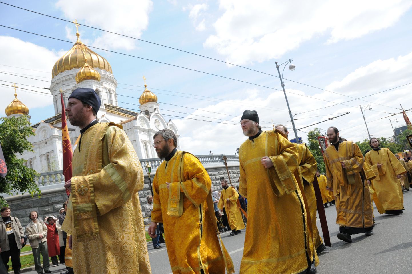 Pildil on õigeusu vaimulikud Moskvas religioossel rongkäigul kiriku sünnipäeva tähistamiseks.