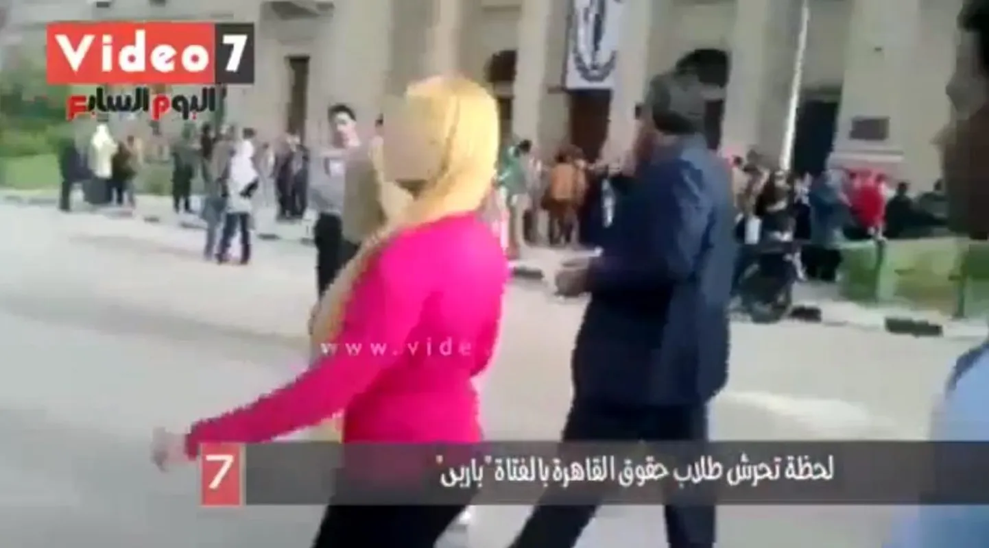 Mis juhtub Kairo ülikoolis kui sinna satub rinnakas blondiin
