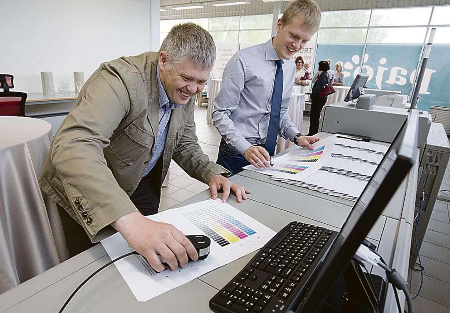 AS Pajo trükikoja Pärnu osakonnas näitasid vastse digitrükimasina võimalusi Margo Vesselov (vasakul) ja Jaagup Pajo.