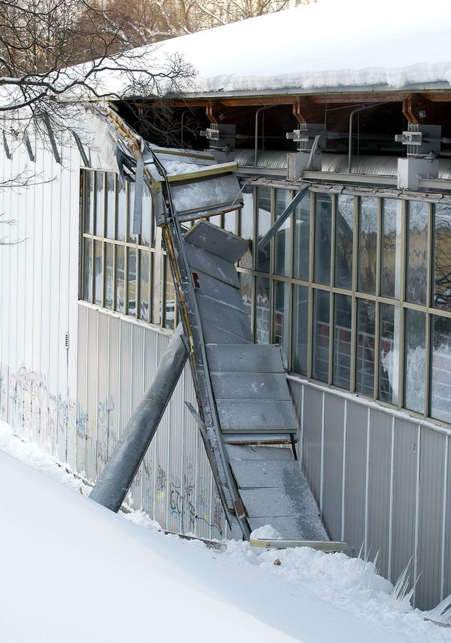 Esmaspäeval rebis katuseräästasse kogunenud lume ja jääpurikate raskus Tallinna spordihalli seinast suure tüki lahti.
