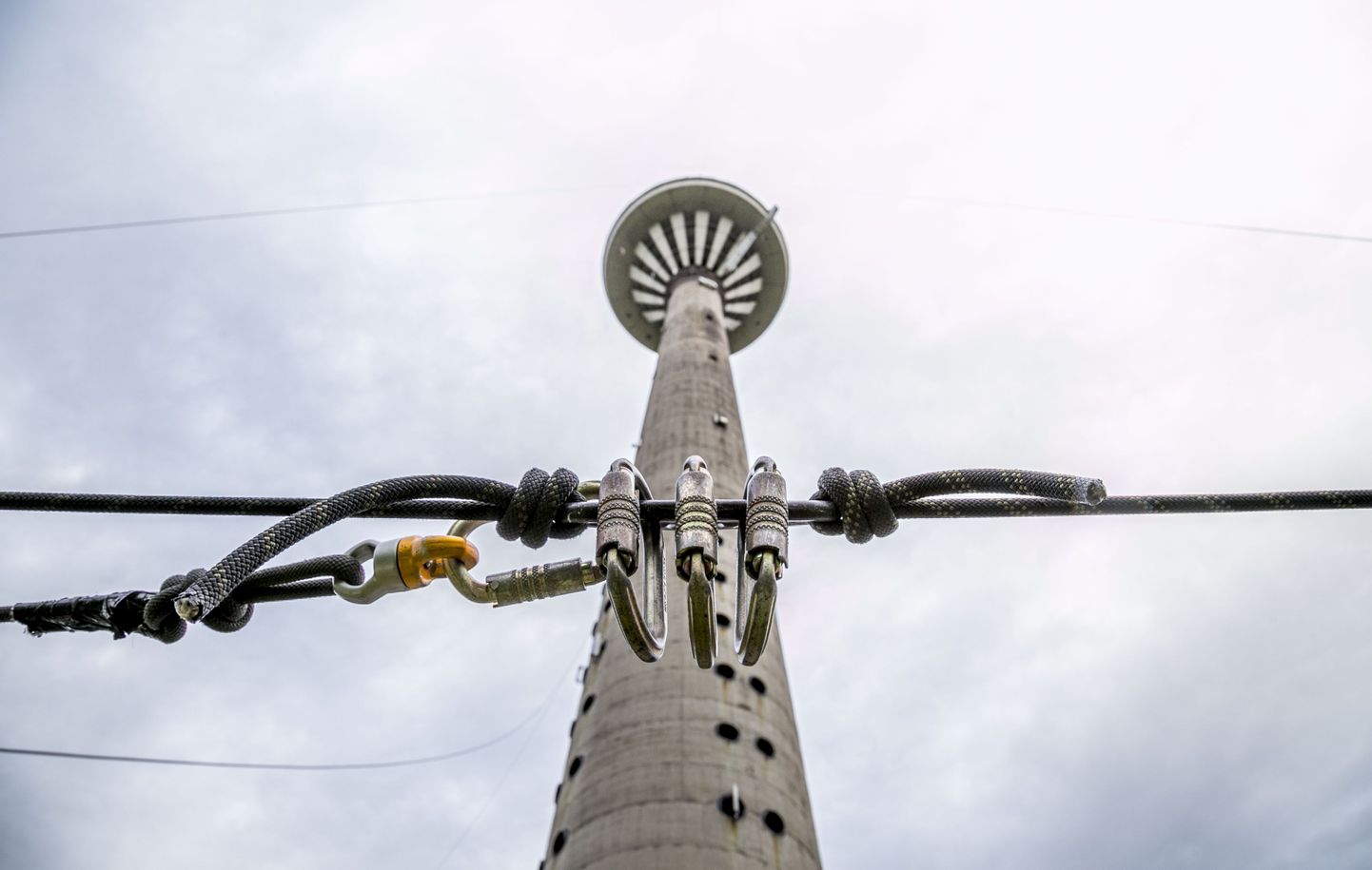 Rappellingu turvatross Tallinna teletorni taustal.