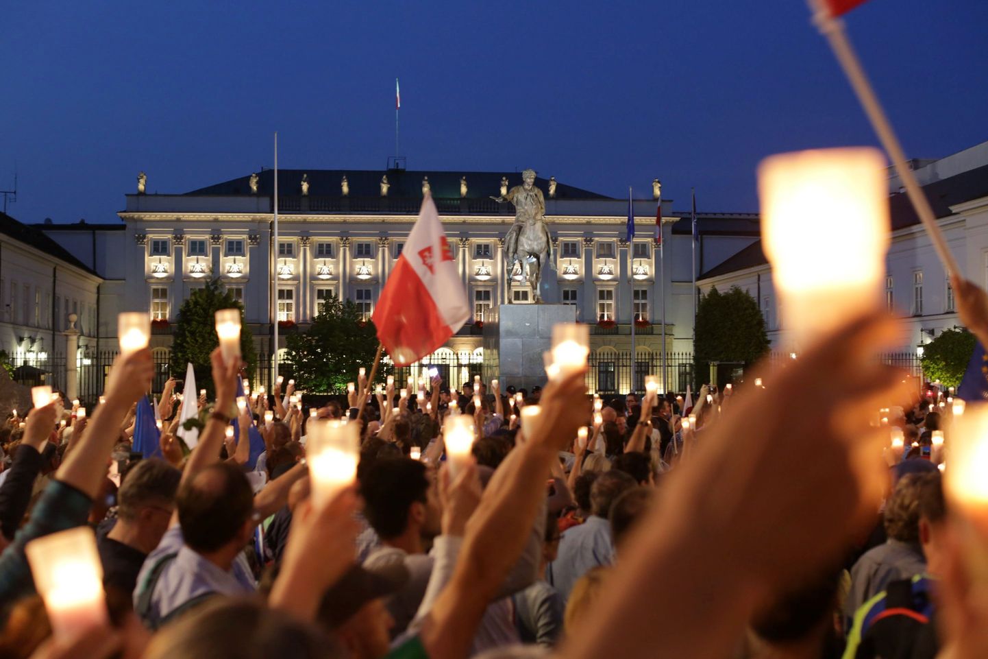 Protesteerijad presidendipalee ees Varssavis.
